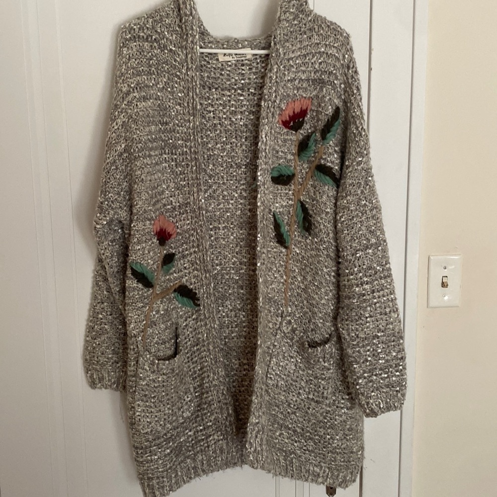 Oversized knit sweater with embroider floral details